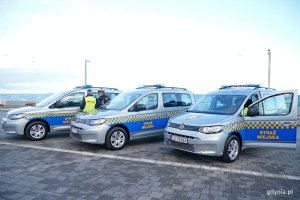 Trzy nowe radiowozy Straży Miejskiej w Gdyni na parkingu na skwerze Arki Gdynia 