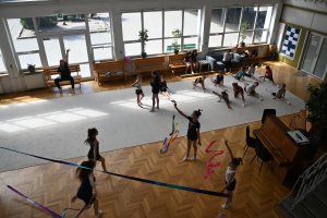 Uczennice SP 21 podczas zajęć gimnastycznych