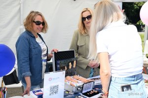 Grupa kobiet przy stoisku fundacji Save a Life podczas Gdyńskiego Pikniku Pozarządowego