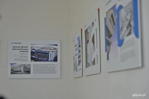 Plansze będące elementami wystawy &bdquo;Gdynia Miasto Modernizmu&rdquo; prezentowanej w Galerii Ratusz na pierwszym piętrze gł&oacute;wnego budynku Urzędu Miasta Gdyni 