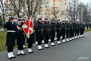 Kompania honorowa AMW obok pomnika Polski Morskiej podczas uroczystości z okazji 25. rocznicy wstąpienia Polski do NATO