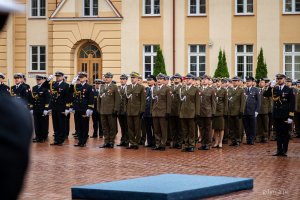 Uroczystość promocji na stopnie oficerskie dla absolwentów kursów oficerskich na Akademii Marynarki Wojennej w Gdyni (fot. Kamil Złoch)