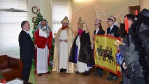 Trzej Królowie i uczniowie Zespołu Szkół Katolickich im. Jana Pawła II // fot. Jan Ziarnicki