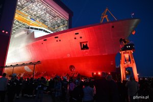 Roll-out Wichra.  Kadłub pierwszego &bdquo;Miecznika&rdquo; opuścił Halę Kadłubową w PGZ Stoczni Wojennej. (fot. Michał Puszczewicz/gdynia.pl)