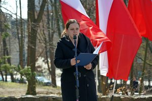 Prezydent Gdyni Aleksandra Kosiorek przemawiająca podczas uroczystości z okazji Dnia Pamięci Ofiar Zbrodni Katyńskiej