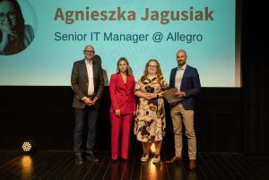 Od lewej: Sebastian Drzewiecki z Sabre Corporation, Joanna Winkowska z GSK, Agnieszka Jagusiak z Allegro - zdobywczyni tytułu lidera ludzi oraz Krzysztof Kozakiewicz z Let’s Manage IT // fot. Let's Manage IT