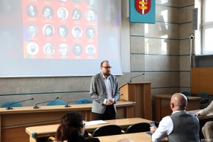 Mariusz Bzdęga, dyrektor zarządzający ds. kultury i aktywności mieszkańc&oacute;w oraz przewodniczący GRK podczas spotkania w magistracie