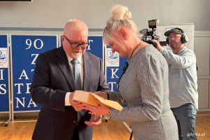 Ludzie podczas uroczystości jubileuszu 90-lecia SP 10 w Gdyni