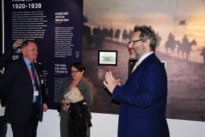 Jacek Fridrich – dyrektor Muzeum Miasta Gdyni z prawej opowiada o wystawie stałej Muzuem Miasta Gdyni wiceministrowi Kultury Słowacji Ivanowi Sečíkowi, fot. Michał Kowalski