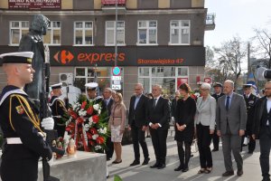 79. rocznica wysiedlenia gdynian. Na zdjęciu: Zenon Roda, radny Gdyni,Elżbieta Sierżega, radna Gdyni, Michał Guć, wiceprezydent Gdyni, Wojciech Szczurek, prezydent Gdyni, Katarzyna Gruszecka-Spychała, wiceprezydent Gdyni, Joanna Zielińska, przewodnicząca Rady Miasta Gdyni, Marek Stępa, wiceprezydent Gdyni,Andrzej Bień, radny Gdyni// fot. Marta Jaszczerska