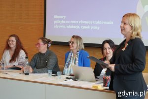 Na zdjęciu (od lewej):  koordynatorka ds. praw człowieka Marta Otrębska, koordynatorka zespołu ds. edukacji zdrowotnej Małgorzata Sowińskiej, radna Gdyni Agnieszka Tokarska, koordynatorka zespołu ds. aktywizacji zawodowej kobiet Milena Piotrowicz-Miksa oraz wiceprezydentka Gdyni Oktawia Gorzeńska (fot. Magdalena Starnawska)