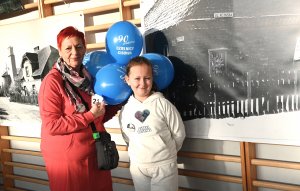 Starsza kobieta i dziewczynka z niebieskimi balonami