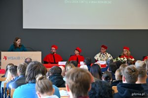 Prezydent Gdyni Aleksandra Kosiorek podczas wygłaszania wykładu inauguracyjnego