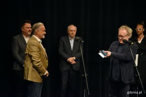 Prezydent Gdyni Wojciech Szczurek wręczył medal Civitas e Mari Robertowi Glińskiemu - reżyserowi i scenarzyście podczas 10. urodzin Gdyńskiej Szkoły Filmowej. Z tyłu od lewej: Jerzy Rados - zastępca dyrektora Gdyńskiej Szkoły Filmowej, Leszek Kopeć - dyrektor Gdyńskiej Szkoły Filmowej oraz Łukasz L.U.C. rostkowski - muzyk // fot. Magdalena Czernek