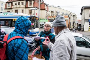 Biało-czerwone flagi trafiły do gdynian // fot. Mateusz Skowronek