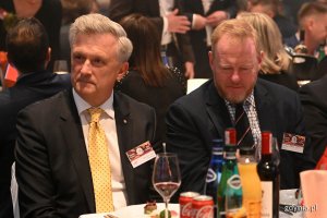 Przy stoliku (od lewej): Sławomir Kalicki, lider Forum Gospodarki Morskiej, prezes zarządu Grupy Firm Inter Marine i admirał Rex Cox