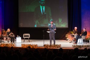 Laudację dla Grzegorza Brodewicza wygłosił radny Rady Miasta Gdyni, Lechosław Dzierżak. Fot. Karol Stańczak