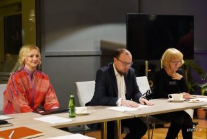 Na zdjęciu (od lewej) m.in.: dyrektorka Muzeum Emigracji Karolina Grabowicz-Matyjas i dyrektor zarządzający ds. kultury i aktywności mieszkańców Mariusz Bzdęga (fot. Magdalena Starnawska)