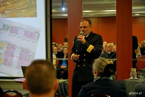 Jan Młotkowski &ndash; zastępca dyrektora Urzędu Morskiego w Gdyni ds. oznakowania nawigacyjnego podczas konferencji na temat materiał&oacute;w niebezpiecznych w Bałtyku 