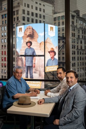 Dr Zahi Hawass oraz Grzegorz Popławski i Mustafa Lotfy – właściciele Archaeological Paths podczas sesja zdjęciowa na Times Square z okazji rozpoczęcia kampanii promującyjnej biura // fot. Piotr Manasterski/Archaeological Paths