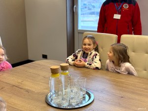 Dwie dziewyczynki za stołem