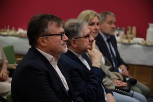 W uroczystości wzięli udział m.in od lewej: dr. Grzegorz Marciniak, ksiądz dyrektor Grzegorz Miloch, gdyńska radna Beata Zastawna i reprezentujący gminę Kosakowo Mirosław Rożyński