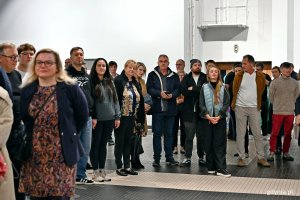 Uczestnicy wernisażu wystawy &bdquo;Gen 100 &ndash; gdyński kod wsp&oacute;lnoty&rdquo; w Muzeum Emigracji 