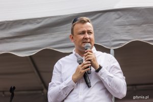 Kordian Kulaszewicz – prezes Fundacji Adaptacja na scenie podczas festyny międzypokoleniowego w parku Kilońskim // fot. Karol Stańczak