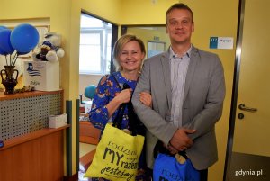 Małych pacjentów, którzy spędzają Dzień Dziecka w szpitalu, odwiedzili Marcin Wołek - wiceprzewodniczący Rady Miasta Gdyni oraz Beata Szadziul - pełnomocnik prezydenta Gdyni ds. rodziny // fot. Magdalena Czernek