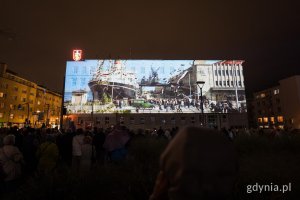 &bdquo;Zaczęło się  od morza. Baśniowa opowieść o Gdyni&rdquo;, video mapping na fasadzie urzędu miasta i widzowie