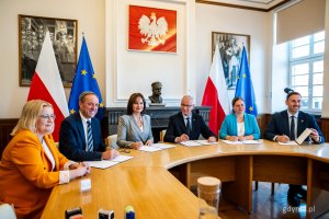 Podpisanie listu intencyjnego w Pomorskim Urzędzie Wojewódzkim – drugi od lewej Mieczysław Struk – marszałek województwa pomorskiego, następnie Emil Rojek - wicewojewoda pomorski, Mariola Zmudzińska - wójt gminy Żukowo, Bogdan Łapa - starosta kartuski, Aleksandra Kosiorek - prezydent Gdyni, Piotr Borawski - zastępca prezydent Gdańska (fot. Kamil Złoch)
