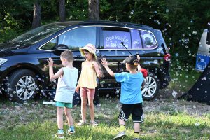 Dzieci i bańki mydlane