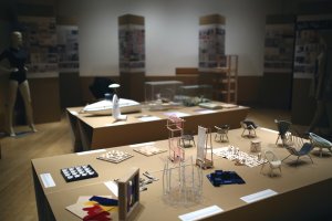Część z eksponatów na wystawie „Zbiory 1964-2021” w Muzeum miasta Gdyni. Na zdjęciu widać miniaturki mebli oraz różnych sprzętów // fot. T.Kwiatkowski