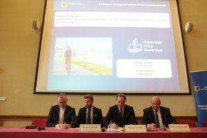 Podpisanie umowy o dofinansowanie projektu "Pomorskie trasy rowerowe o znaczeniu międzynarodowym - utworzenie trasy R-10" // fot. pomorskie.eu