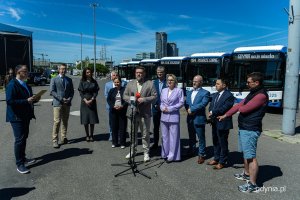 Głos zabiera Tadeusz Szemiot. Przekazanie nowych autobus&oacute;w elektrycznych Solaris Urbino 18 Electric na Molo Południowym w Gdyni (fot. Kamil Złoch)