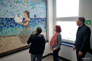 Prezydent Gdyni Aleksandra Kosiorek z dr Izabelą Fołtą - chirurg i autorką mozaik oraz Bartoszem Domańskim - prezesem zarządu Specjalistycznej Przychodni Lekarskiej &bdquo;Śr&oacute;dmieście&rdquo; podczas oglądania jednej z prac 