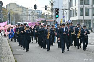 Orkiestra Dęta Gminy Kosakowo na czele Marszu R&oacute;żowej Wstążki