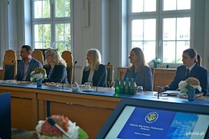 Od lewej: Piotr Wiśniewski – dyrektor Gdyńskiego Centrum Informatyki, Joanna Leman – kierowniczka Referatu Współpracy z Zagranicą Urzędu Miasta Gdyni, Alicja Harackiewicz – dyrektorka Centrum Nauki Experyment, Magdalena Jambroż – starsza specjalistka w Referacie Współpracy z Zagranicą Urzędu Miasta Gdyni oraz Zuzanna Szwedek-Kwiecińska – rzeczniczka prasowa Uniwersytetu Morskiego podczas spotkania na Uniwersytecie Morskim