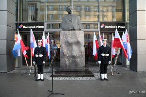 żołnierze przy pomniku