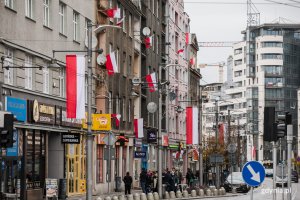 Biało-czerwone flagi na ul. Świętojańskiej // fot. Karol Stańczak