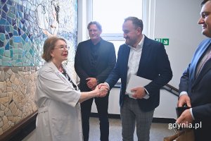 Dyrektor zarządzający ds. społecznych Tomasz Augustyniak i dyrektor generalny UM w Gdyni Łukasz Kobus pogratulowali lek. Izabeli Fołcie podjętej inicjatywy