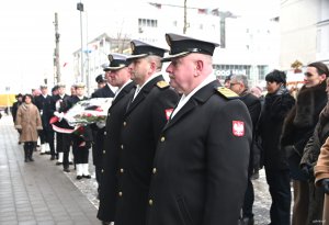 Mężczyźni w mundurach marynarki