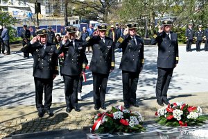 Przedstawiciele Marynarki Wojennej RP składają kwiaty i salutują przed pomnikiem Obrońców Wybrzeża podczas uroczystości z okazji 78. rocznicy zakończenia II wojny światowej // fot. Magdalena Czernek