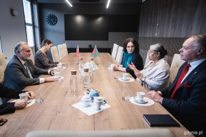 Od lewej: Wojciech Szczurek - prezydent Gdyni, Anna Głowacka-Hirt z Samodzielnego Referatu Współpracy z Zagranicą Urzędu Miasta Gdyni, Sultana Laila Hossain - ambasador Ludowej Republiki Bangladeszu w Polsce oraz Jan Zacharewicz – konsul honorowy Ludowej Republiki Bangladeszu w Gdańsku podczas spotkania w Urzędzie Miasta Gdyni // fot. Kamil Złoch  