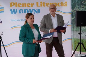 Prezydent Gdyni Aleksandra Kosiorek i Jacek Oryl, wiceprezes zarządu Fundacji Historia i Kultura