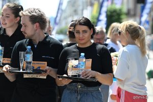 Podczas Kulinarnej Świętojańskiej nie zabrakło kluczowego punktu programu - Biegu Kelner&oacute;w. Na zdjęciu uczestnicy kategorii Profesjonaliści