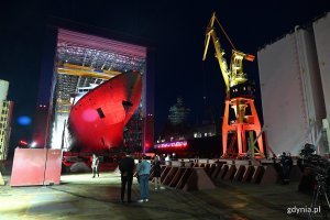 Roll-out Wichra.  Kadłub pierwszego &bdquo;Miecznika&rdquo; opuścił Halę Kadłubową w PGZ Stoczni Wojennej. (fot. Michał Puszczewicz/gdynia.pl)