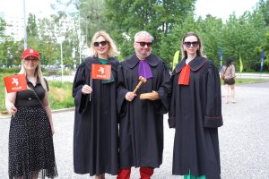 Grupa os&oacute;b w togach