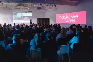 Wykład Marty Alicji Trzeciak o rozkoszy i zabawie w świecie zwierząt 