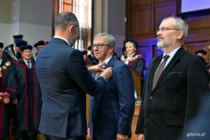 Tomasz Szturo &ndash; doradca prezydenta RP odznaczający prof. PG dr hab. inż. Jacka Marszala i prof. PG dr inż. Jacka Lebiedzia podczas inauguracji roku akademickiego na Politechnice Gdańskiej